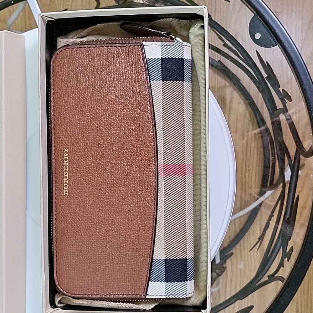 Like New Burberry House Check Derby Leather Elmore Wallet